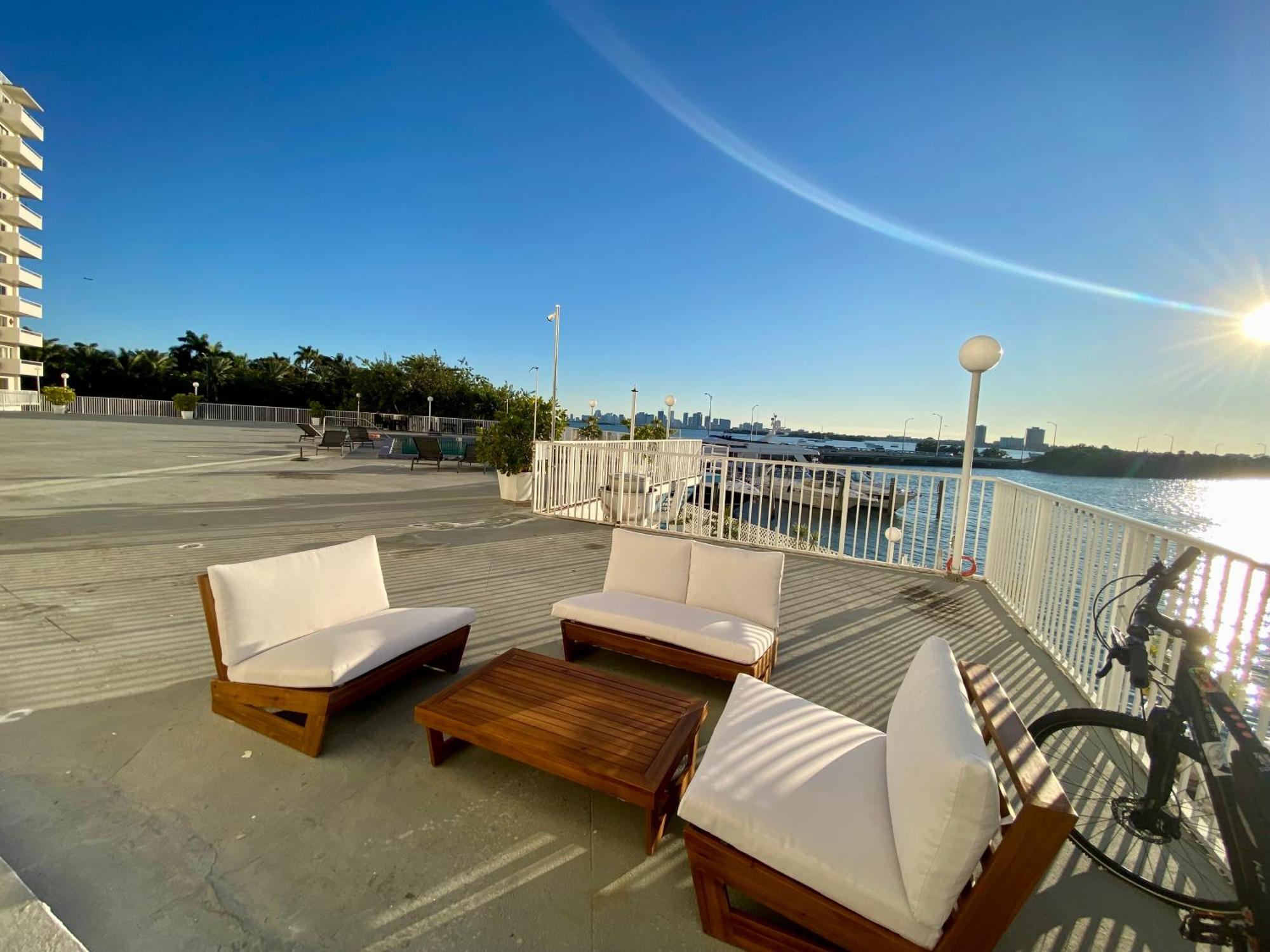 Luxurious Remodeled Direct Waterfront Apartment With Miami Skyline View And Outdoor Terrace Free Parking 5Min Drive To Маями Бийч Екстериор снимка