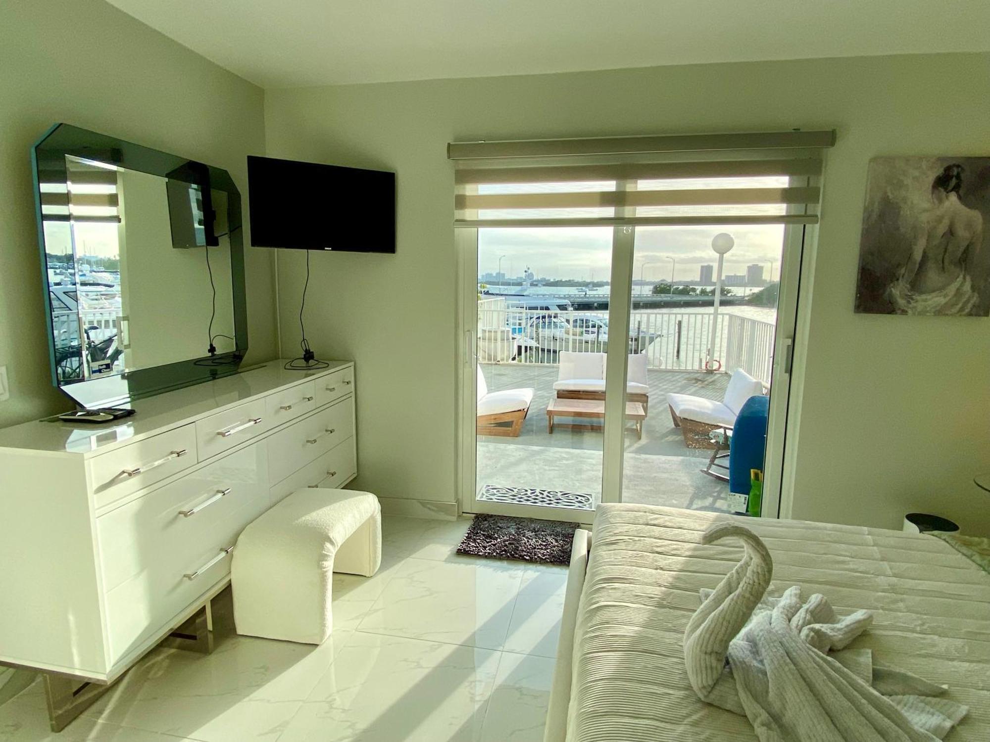 Luxurious Remodeled Direct Waterfront Apartment With Miami Skyline View And Outdoor Terrace Free Parking 5Min Drive To Маями Бийч Екстериор снимка