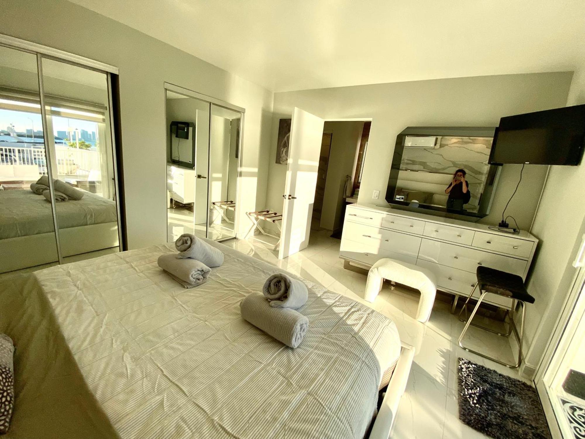 Luxurious Remodeled Direct Waterfront Apartment With Miami Skyline View And Outdoor Terrace Free Parking 5Min Drive To Маями Бийч Екстериор снимка