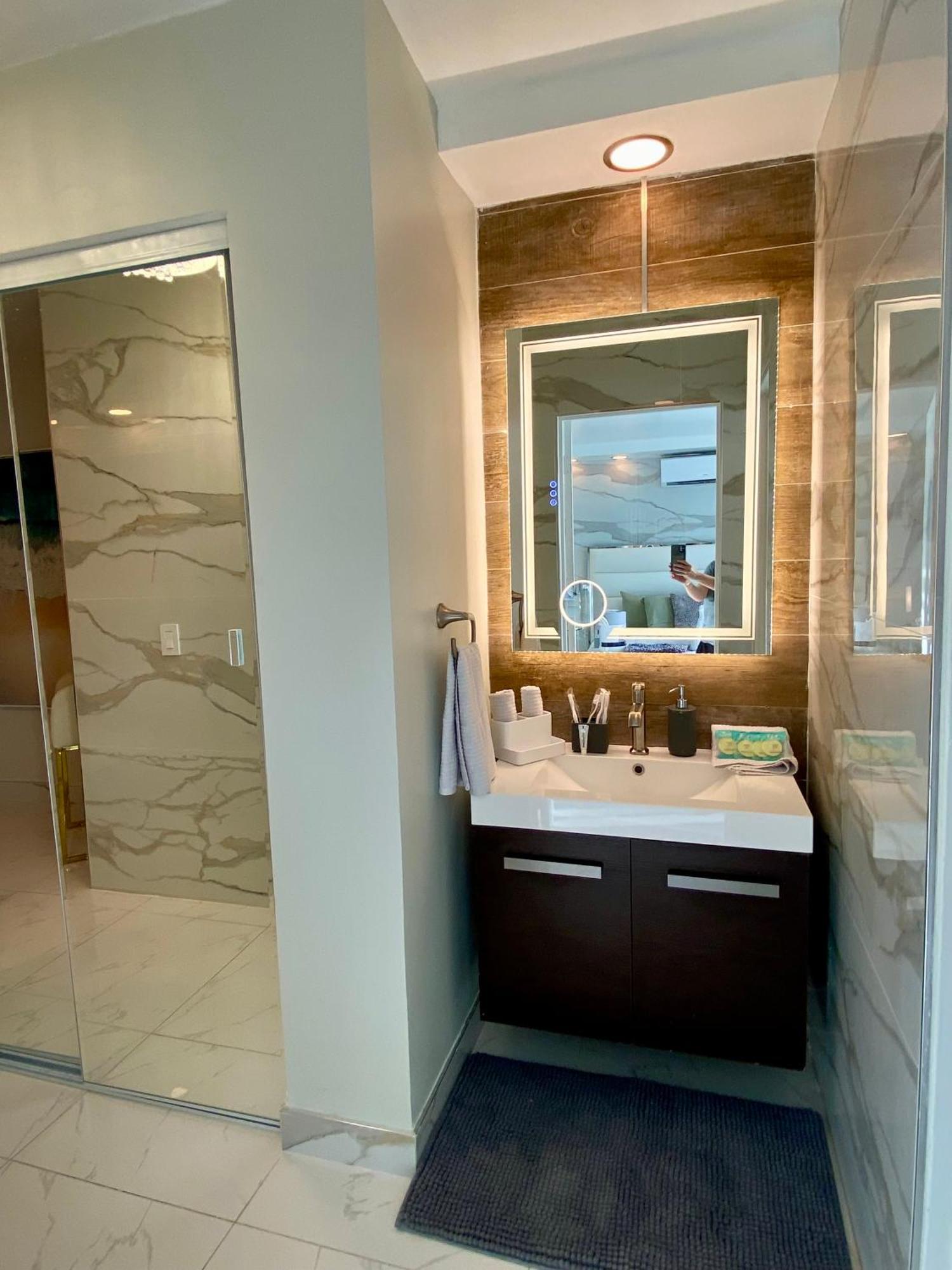 Luxurious Remodeled Direct Waterfront Apartment With Miami Skyline View And Outdoor Terrace Free Parking 5Min Drive To Маями Бийч Екстериор снимка