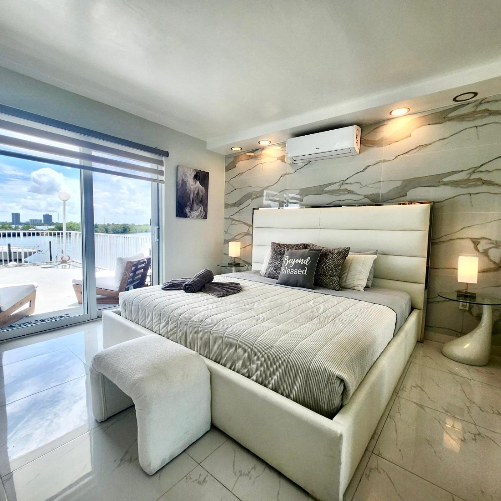 Luxurious Remodeled Direct Waterfront Apartment With Miami Skyline View And Outdoor Terrace Free Parking 5Min Drive To Маями Бийч Екстериор снимка